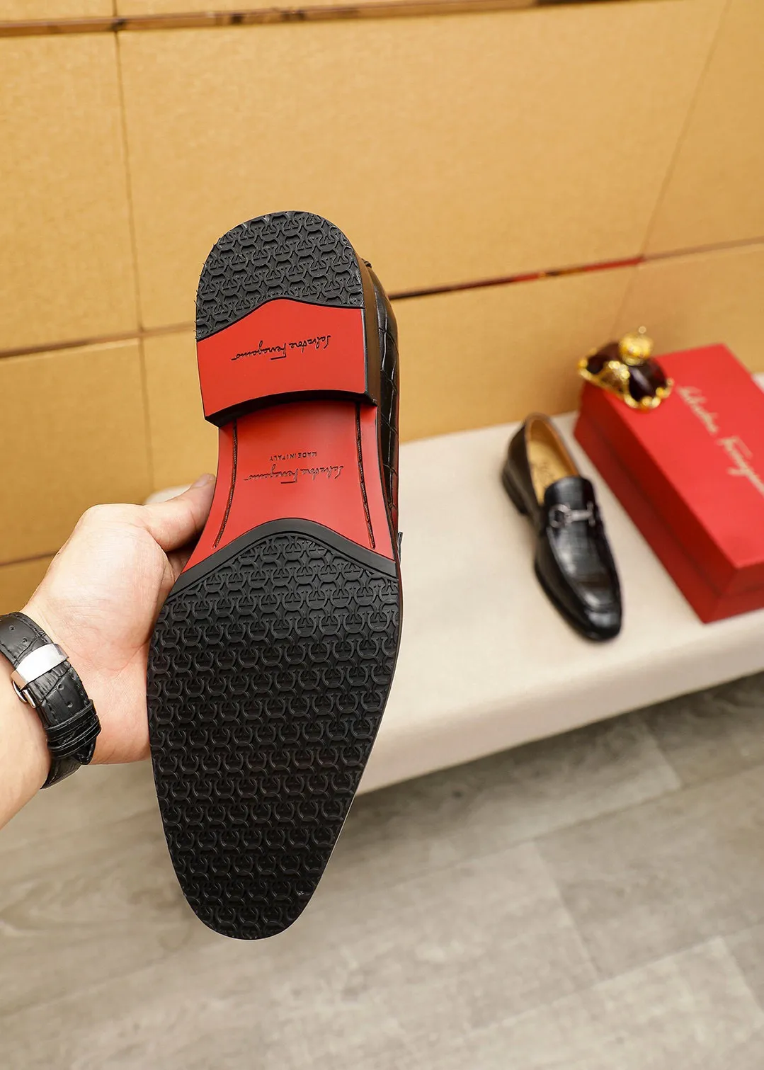 Men's shoes 💰460 💐 Product trademark: Ferragamo "Ferragamo" casual leather shoes Regular size: 38-44 (45.46🉑️customized) Product materials: Selected imported first-layer open-edge beaded cowhide floral upper + luxury hardware buckle, imported water-dyed cowhide leather lining. Strong three-dimensional visual effect, original outsole color: 2 colors available
